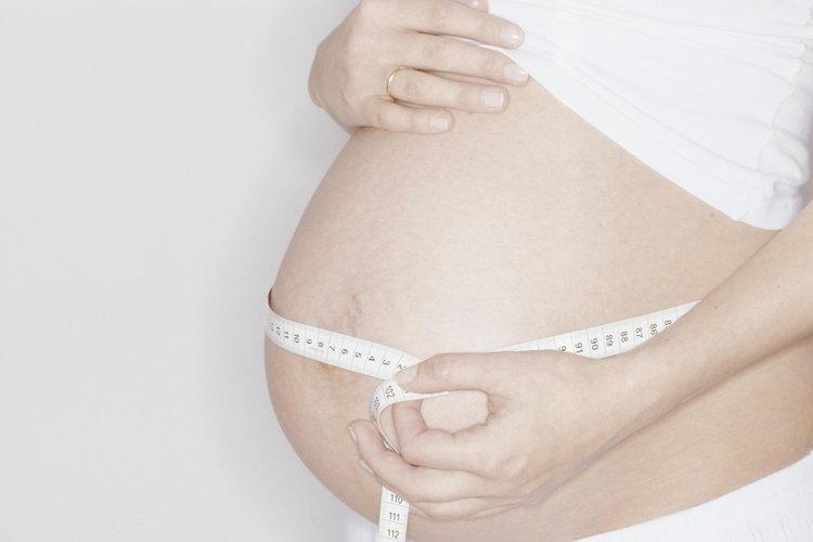Hacia el final de la gestación se nota un descenso en el vientre de la madre.