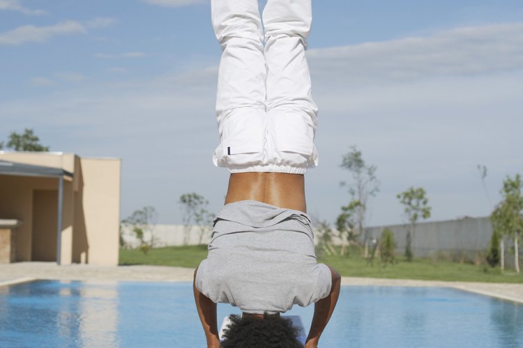 Los abdominales fuertes pueden ayudarte a mantener la postura de inversión, como pararte de manos.