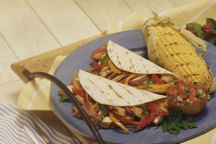 Las fajitas de pollo son una comida saludable cargada de proteínas y vegetales.