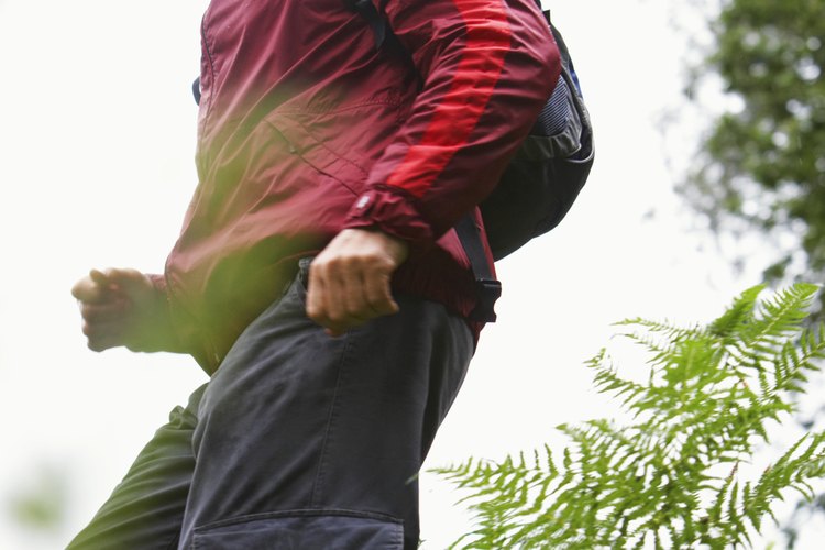 Trata la ropa a prueba de agua cada cuatro a seis meses, para la mejor protección contra el agua.