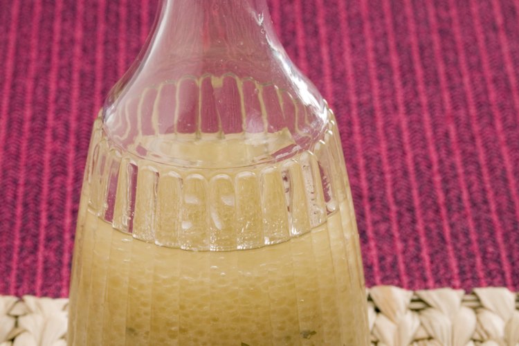 La digestión de las grasas implica la emulsificación, que también es la forma en las partes de aceite y agua de aderezo de ensalada permanecen mezcladas.