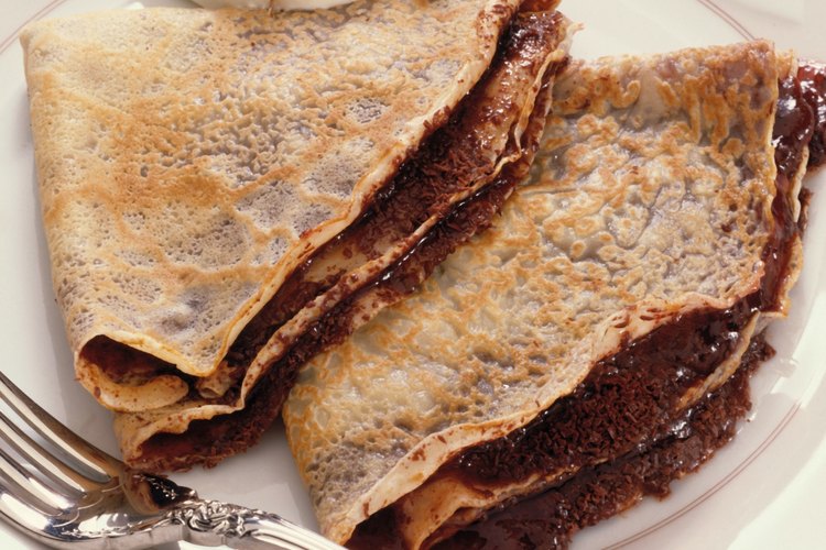 Las crepas pueden estar rellenas con chocolate u otros ingredientes dulces para servirse como postre.