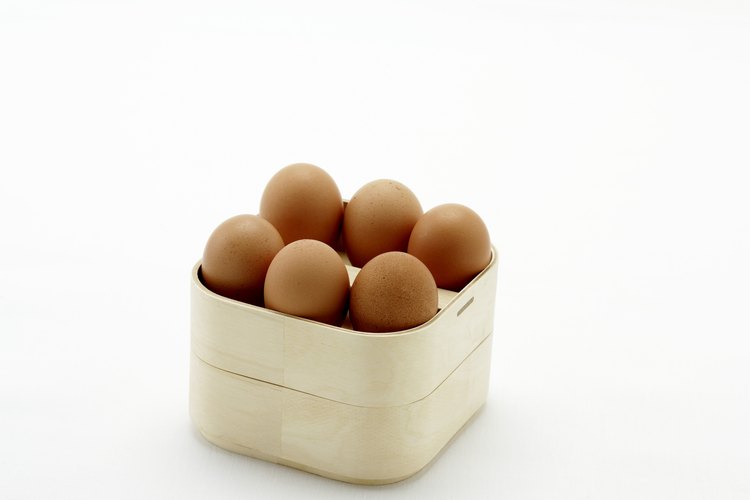 Caja con huevos marrones.