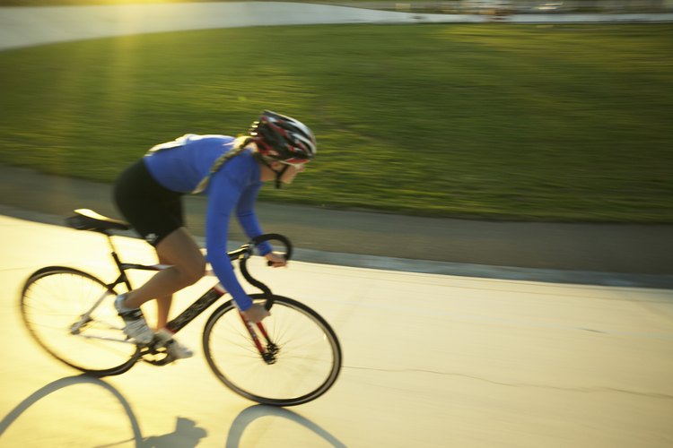 Un par de pantalones cortos de bicicleta que calce apropiadamente mejora enormemente el confort al andar.