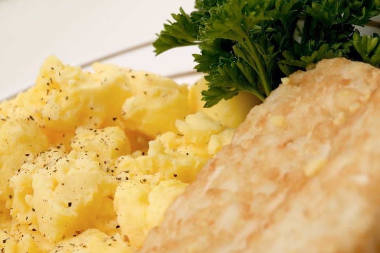 Los huevos revueltos pueden ofrecerte un desayuno saludable relativamente bajo en calorías.