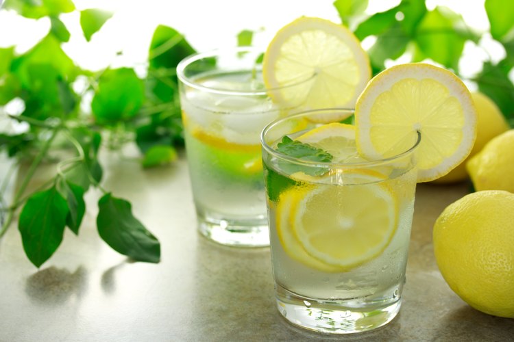 Dos vasos de agua con limón.