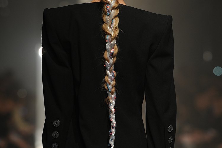 Las modelos de Vivienne Westwood llevaron largas trenzas durante el show Ready to Wear Otoño/Invierno 2013.