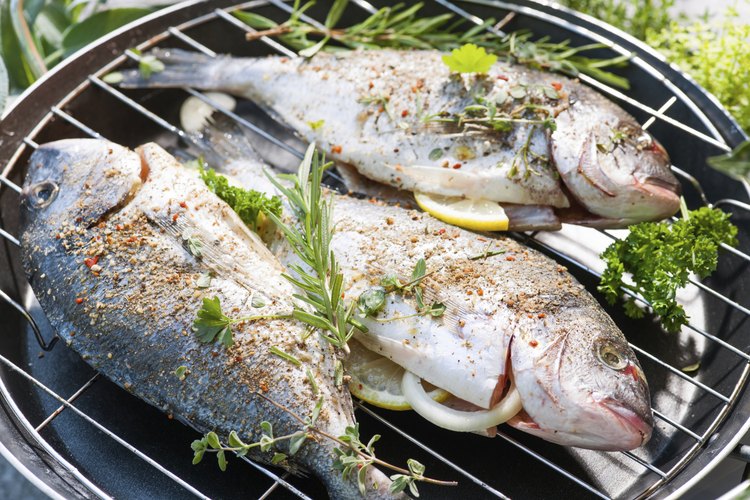 Cocina el pescado a la parrilla.