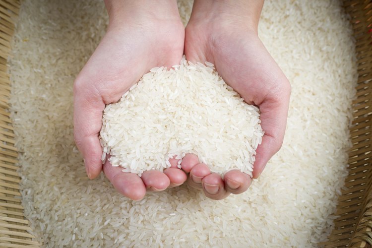Mujer sosteniendo arroz.
