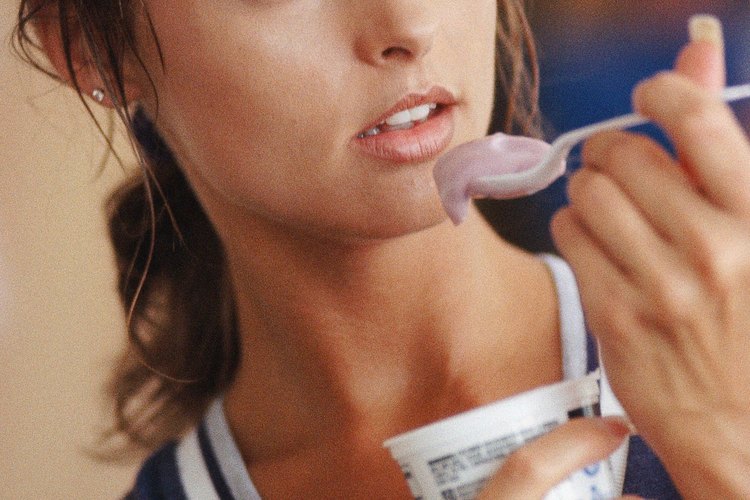 El yogur contiene probióticos para la salud digestiva.
