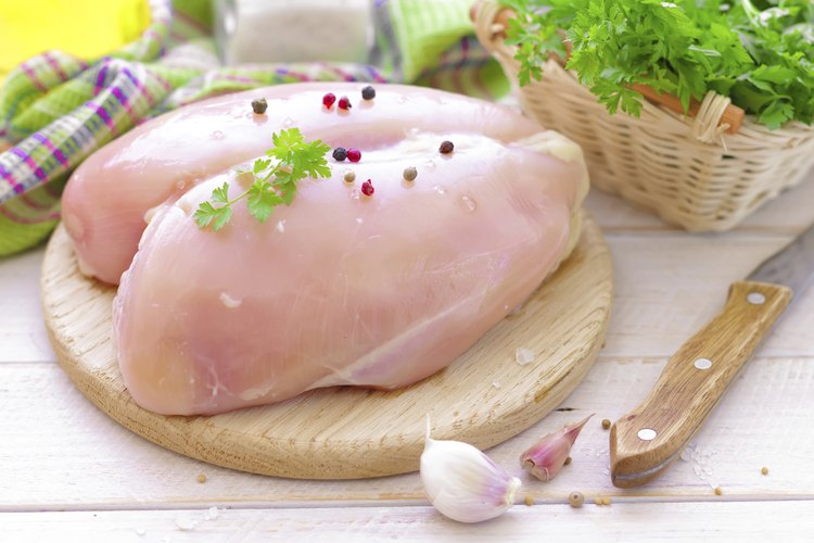 La dieta Atkins sugiere el consumo de alimentos como pollo y pescado.