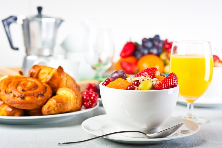 Si omites el desayuno y el almuerzo te sentirás cansado y desganado.