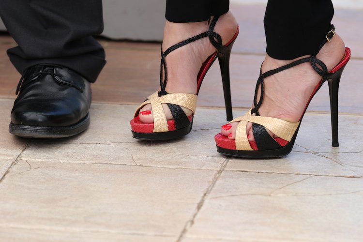 Luce tus zapatos sin puntera como corresponde, al igual que la actriz Isabella Ferrari in Cannes.