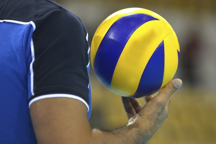 Un jugador de voleibol se prepara para servir.
