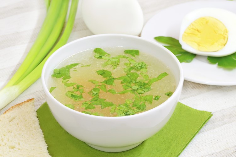 El caldo de pollo es fácil de digerir por tu cuerpo.