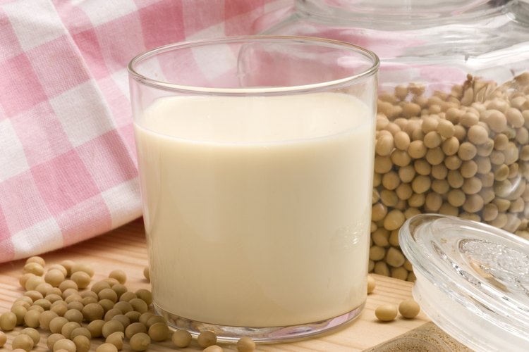 Frijoles de soya y leche de soya en un vaso.