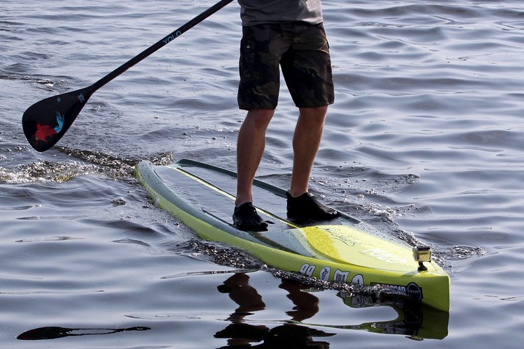 El piloto de Nascar Carl Edwards uso un paddleboard en el lago Lloyd en el Daytona International Speedway en julio de 2012.