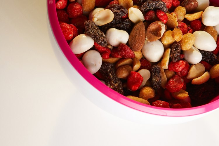 La mezcla de frutos secos es práctica, gracias a los frutos secos variados y las frutas deshidratadas que están repletos de hierro.