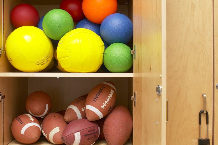 Utiliza pelotas para las actividades de atrapar y lanzar para niños.