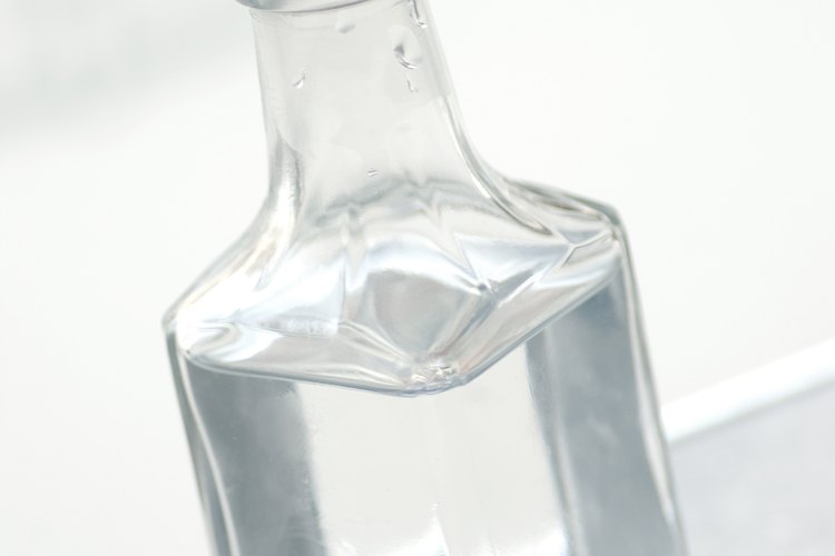 Use white vinegar to treat some of the body's ailments.