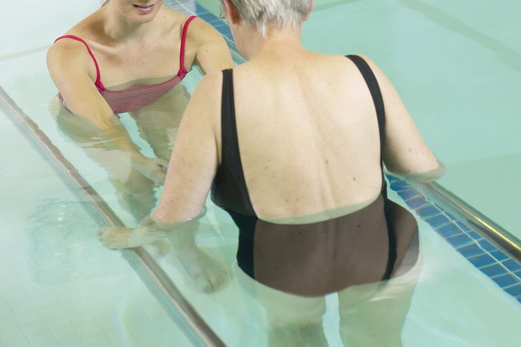 La terapia acuática puede acelerar la recuperación y ayudar a manejar el dolor.