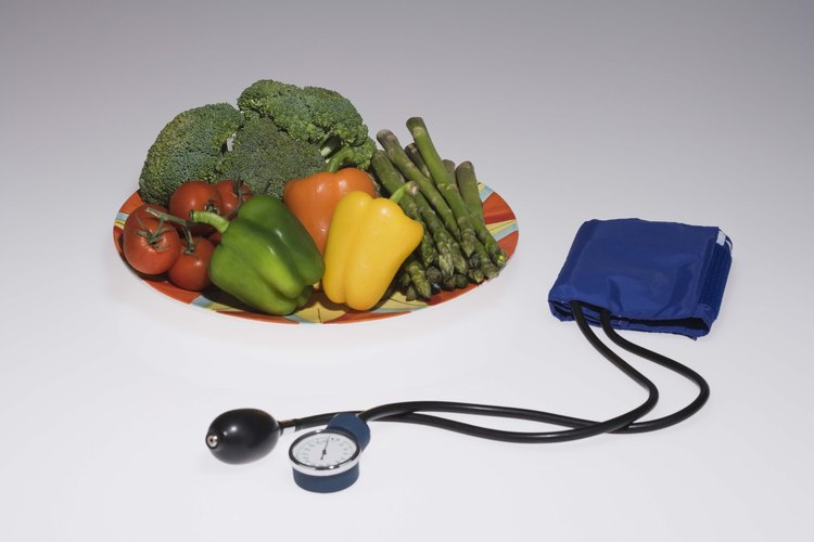 Una dieta rica en frutas y vegetales puede ayudar a controlar la presión sanguínea.