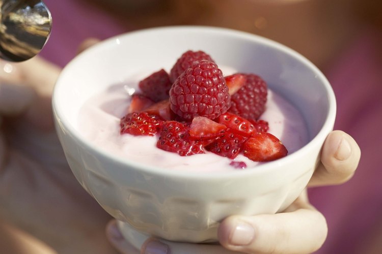 ¡Quita el yogur del desayuno! El yogur natural puede usarse fácilmente para preparar máscaras completamente naturales que harán que tu cutis brille en segundos.