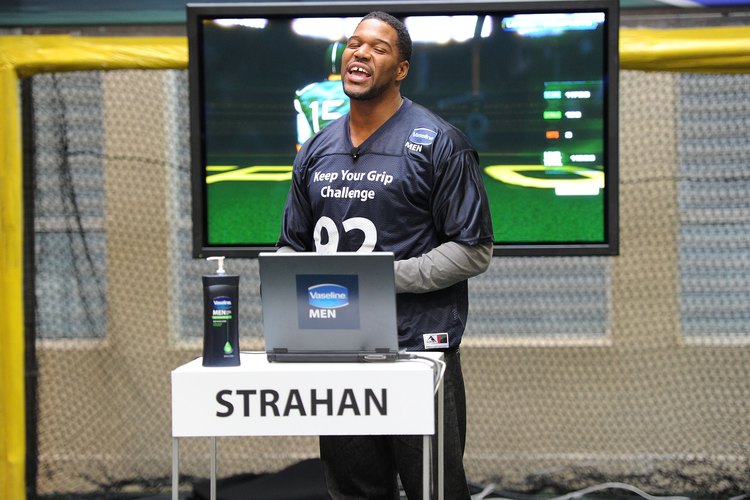 El exjugador Michael Strahan del equipo de fútbol americano, New York Giants, participó en el campeonato Vaseline Men Keep Your Grip Challenge de NYC's Chelsea Piers en 2011.