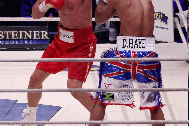 Un boxeador alto, con brazos largos puede tener una ventaja al tirar su jab de izquierda.