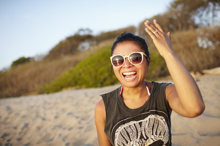 Mujer en la playa al sol.