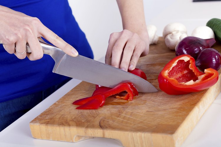 Trata de añadir pimientos a los huevos revueltos.