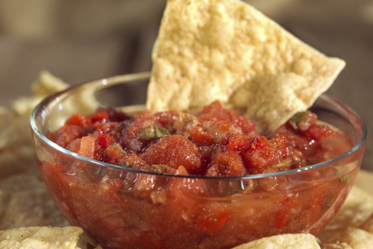 Chips de tortilla y salsa.