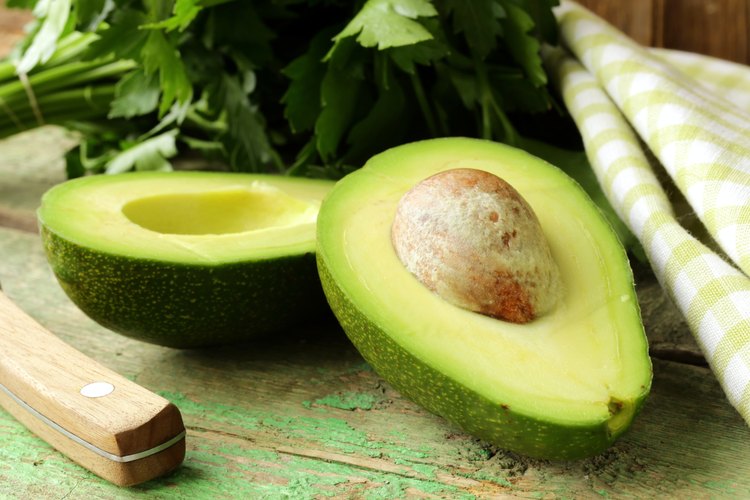 Usa aguacates frescos para hacer una máscara facial.