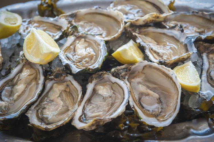 Plato de ostras con limón.