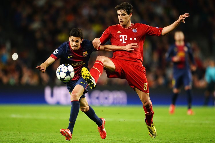 Javi Martinez, de rojo, juega en la defensa del Bayern Munich.