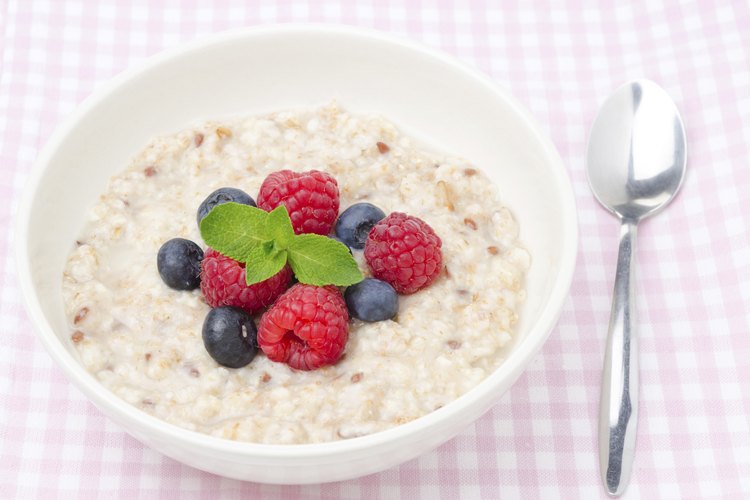 Harina de avena y fruta.