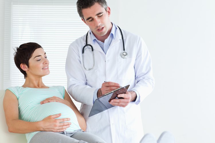 Mujer embarazada con su médico.