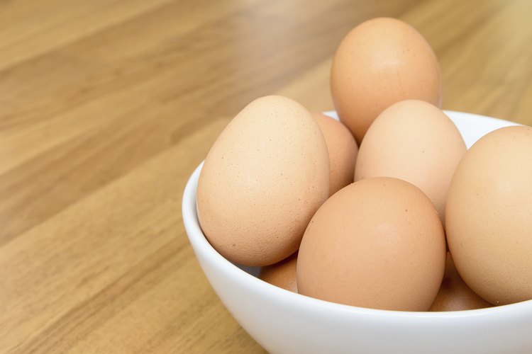 Un tazón con huevos marrones.