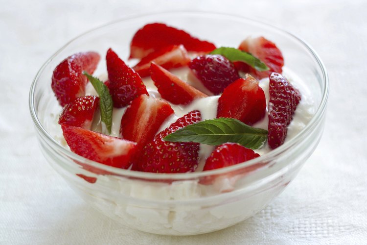 Opta por comer yogur con frutas en el desayuno.