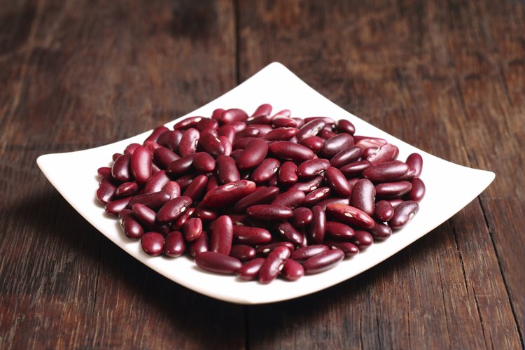 Plato con frijoles en forma de riñones.