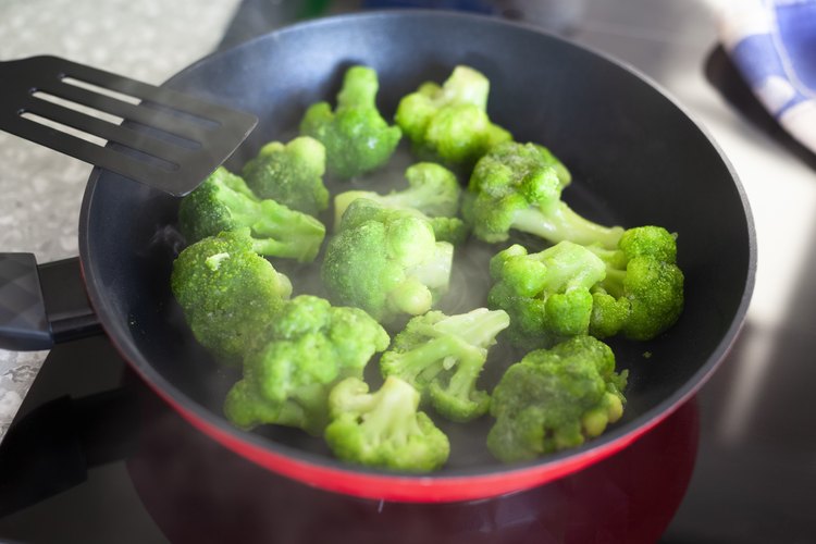 How to Steam Frozen Broccoli | LEAFtv