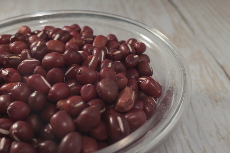 How Do I Determine How Much Dried Beans I Need to Serve 100 People? | LEAFtv