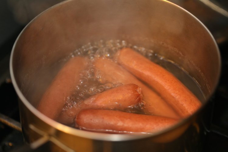 How to Precook Bratwurst and Boil | LEAFtv