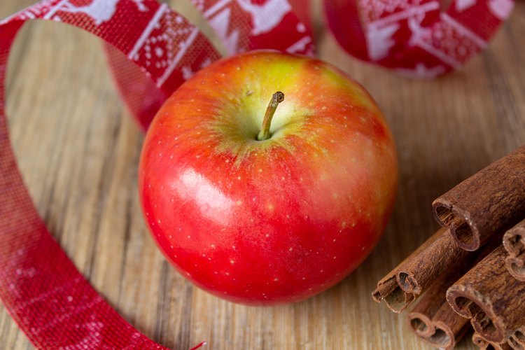 Herbs & Spices That Go With Apples | LEAFtv