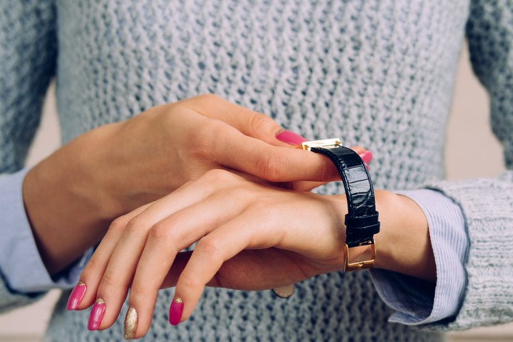 Which side of online wrist to wear watch