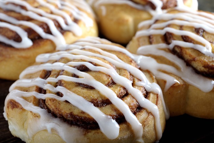 How to Store Unbaked Pillsbury Cinnamon Rolls | LEAFtv