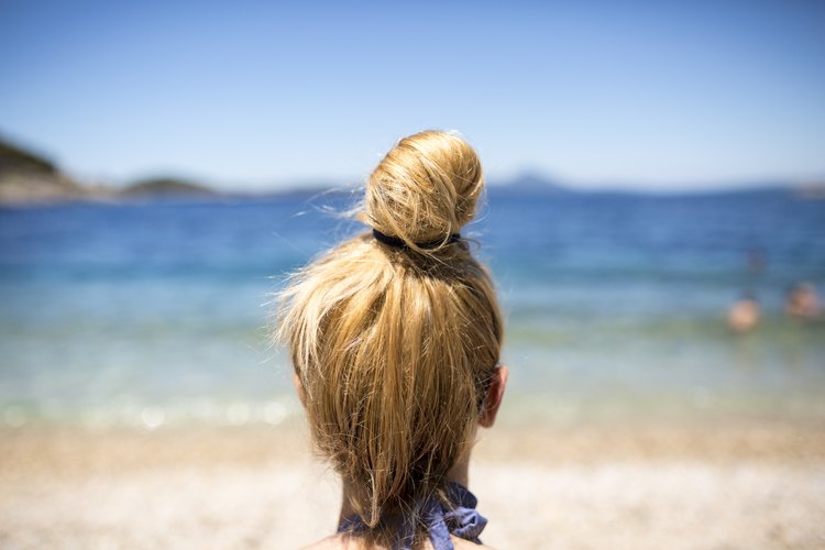 How to Put Your Hair in a Bun Using Bobby Pins | LEAFtv