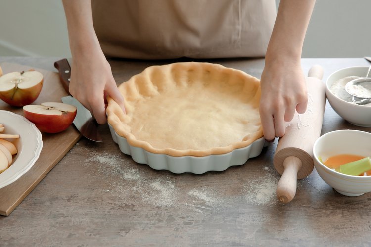 How to Substitute Oil for Shortening in a Pie Crust | LEAFtv