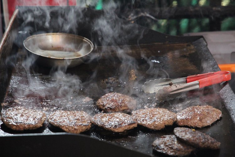 How To Cook Hamburgers For A Large Crowd