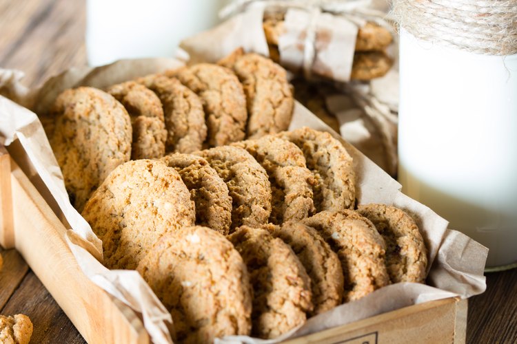 How to Make Oatmeal Cookies With Instant Oatmeal LEAFtv